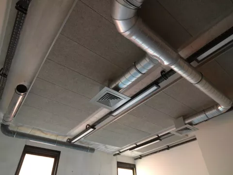 plafond en dalle de fibres de bois